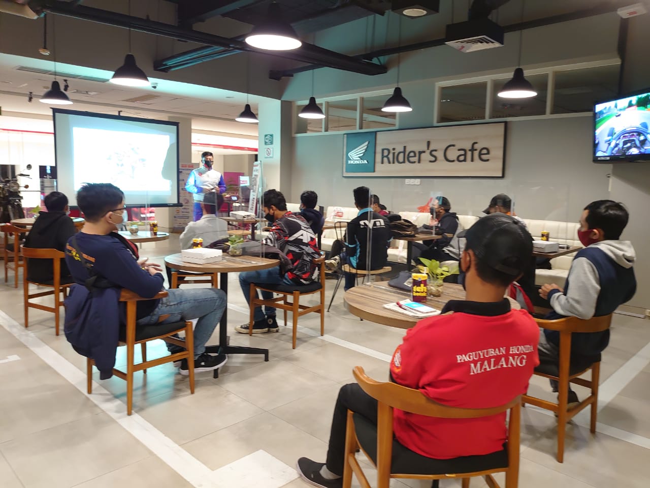 1618975287_Paguyuban Honda Malang Kopdargab di MPM Cafe Riders , Bahas Rencana Donasi Untuk Bencana Gempa Malang.jpeg