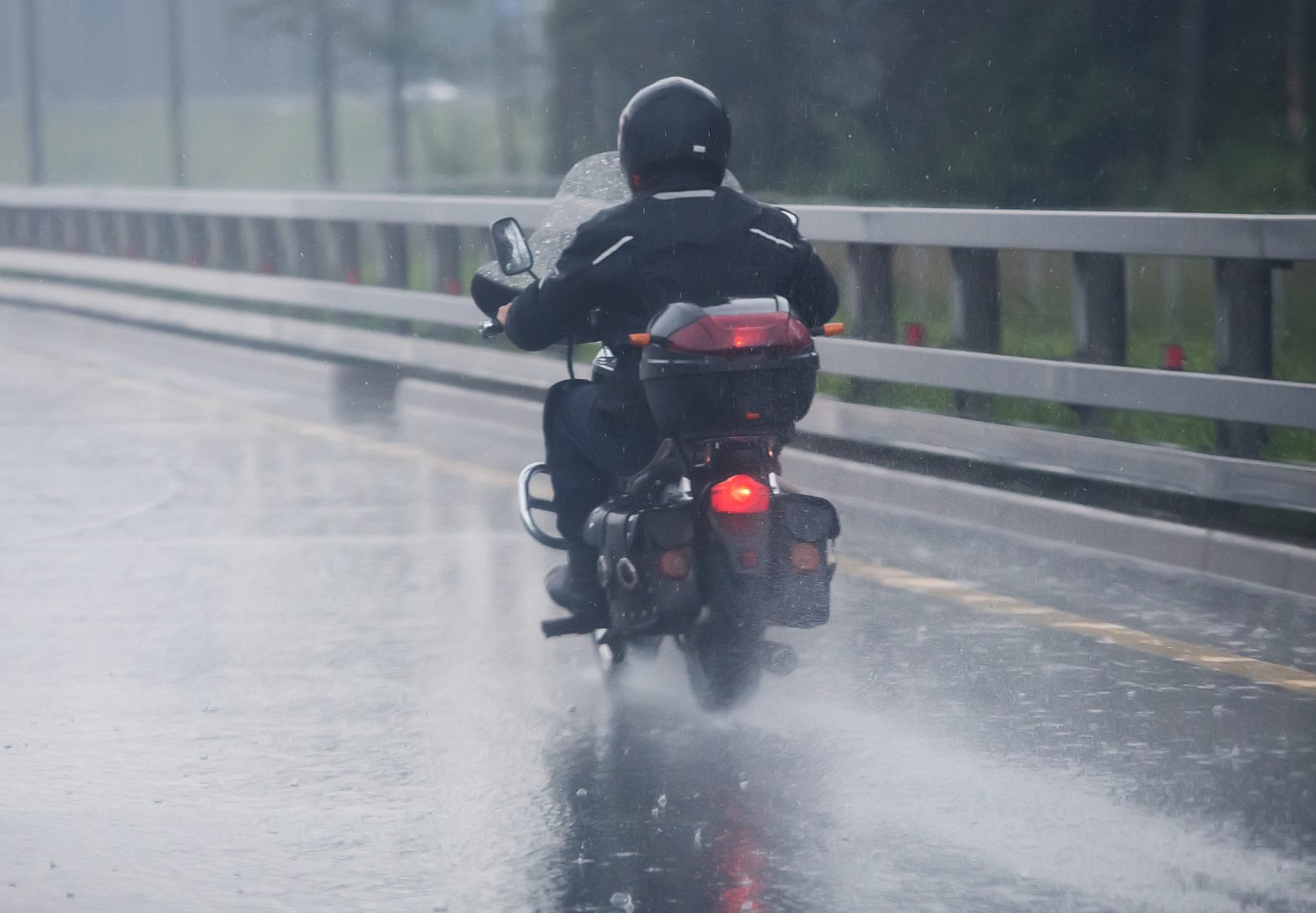 Ini 4 Perlengkapan Yang Wajib Bikers Bawa Saat Musim Hujan